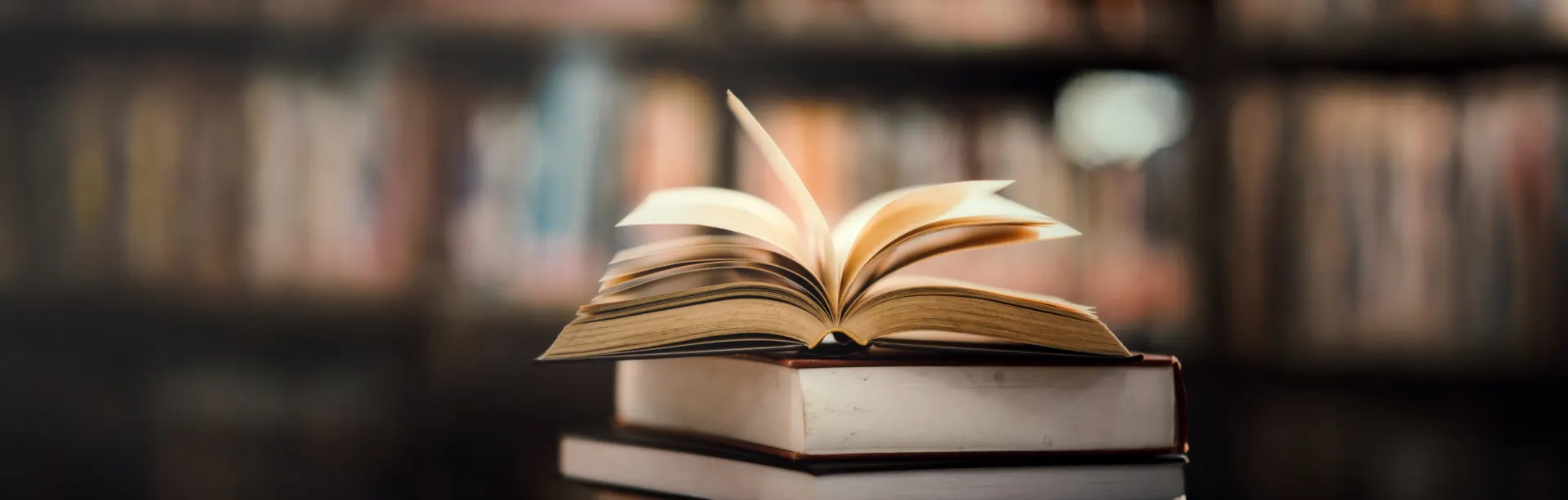 Libro abierto sobre una mesa