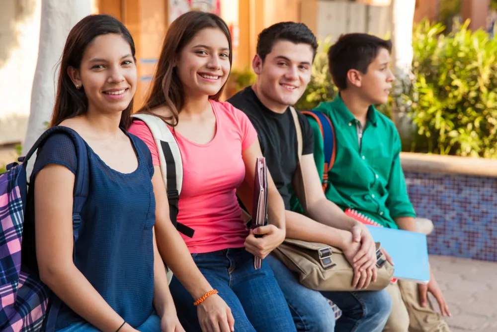 Estudiantes universitarios sonriendo